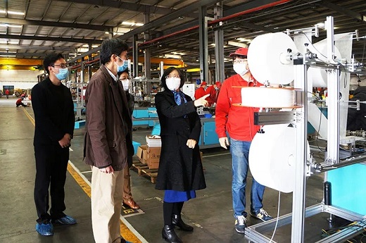 青浦区政协主席李华桂等辅导光临上Ｒ己庞槔值餮