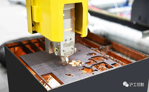 壹号娱乐10米大幅面龙门光纤激光切割机精密圆孔高品质切割