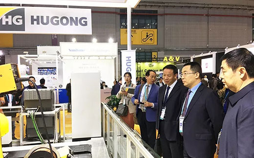 河南省鹤壁市市长光临壹号娱乐意大利CEA展位